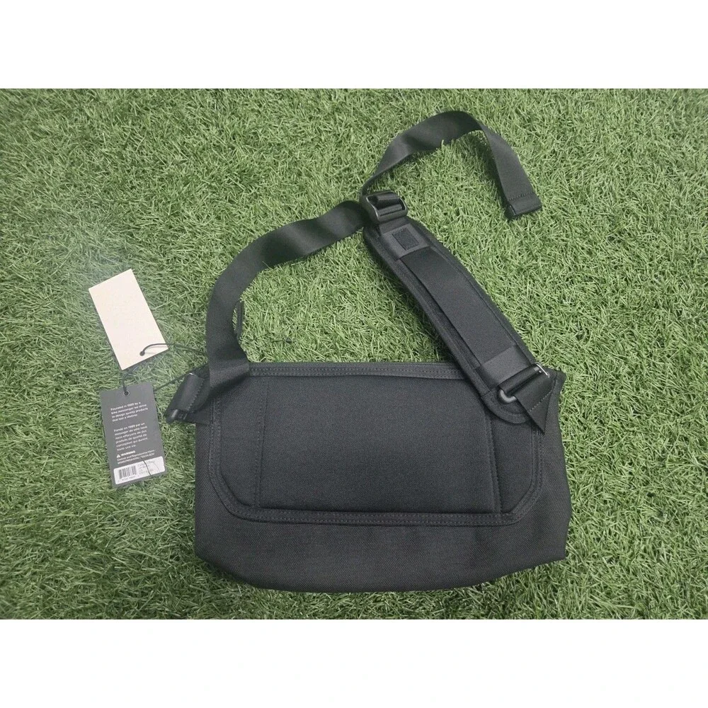 Timbuk2 Catapult Sling Bag Jet Black Adjustable Strap Inner Pockets Zip Buckle